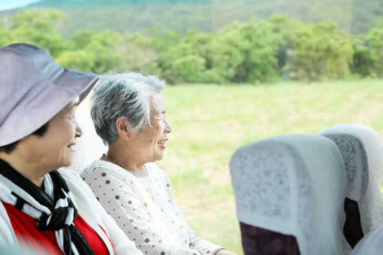 バスの車窓から奥信越の景色を楽しむおばあちゃん